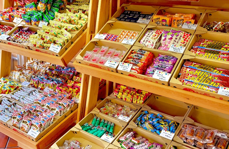 駄菓子屋さんコーナーもある山梨県南アルプス市の農の駅。